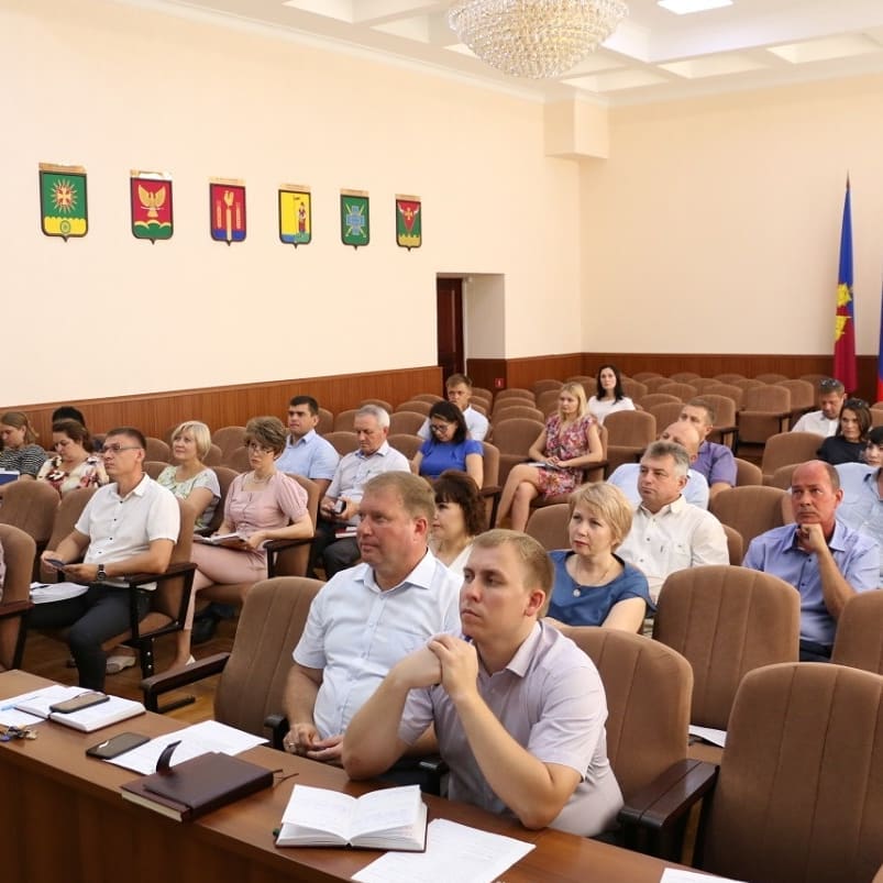 Глава Динского района провел планерное совещание